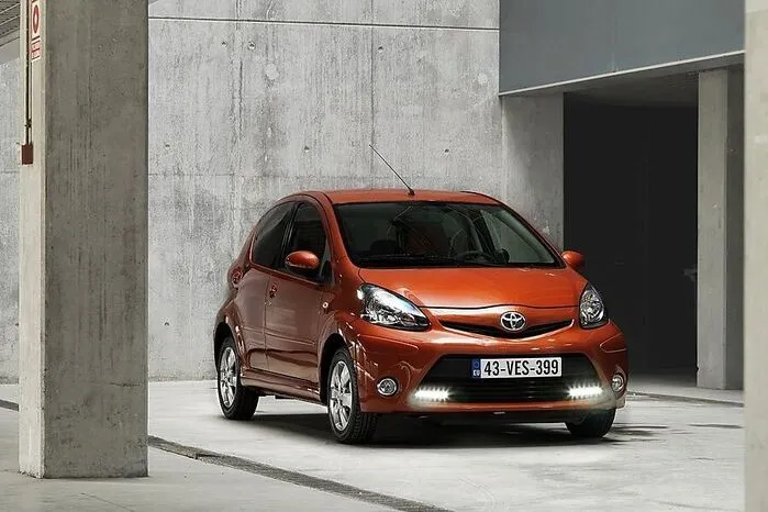 Verwandt mit dem Citroën C1 fährt der Toyota Aygo auf den achten Rang. Für ihn legt man im Schnitt 8240 Euro hin.