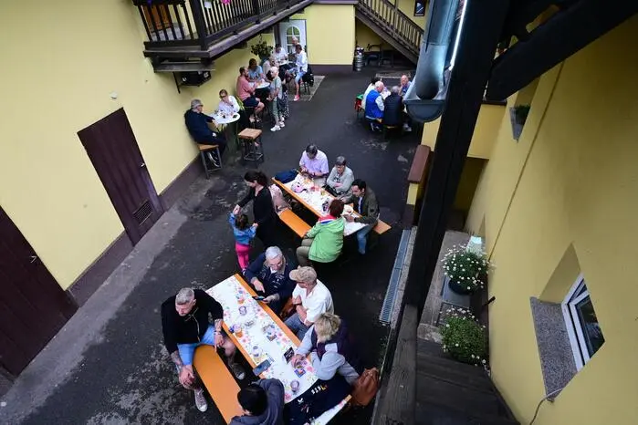 Hausherr Richard Schlager hatte in den Innenhof des traditionsreichen Hauses am Oberweg 3 eingeladen, das seit mehr als 144 Jahren durchgehend gastronomisch genutzt wird.