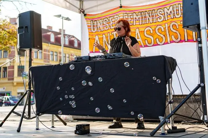 ...  und musikalischen Beiträgen aus den Reihen der DJ-Kollektive  (awa_Graz, Grey Note, Ultra Flair, Grrrls DJ Crew, Klangscherbln, after_midnight, Eclectic Loops, Flausch, Rosa Rauschen).