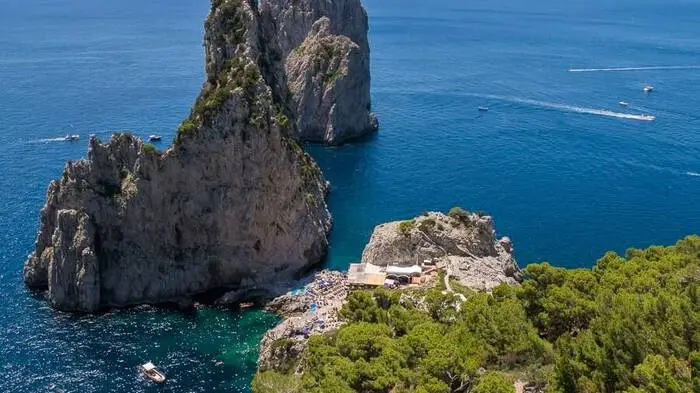 Die spektakuläre Lage des Standclubs "Da Luigi" auf Capri hat ihren Preis: Für den Eintritt sind 100 Euro pro Person zu bezahlen, inklusive Sonnenliege oder Liegestuhl und einer Konsumation im Restaurant. Ein Schirm kostet 15 Euro extra.
