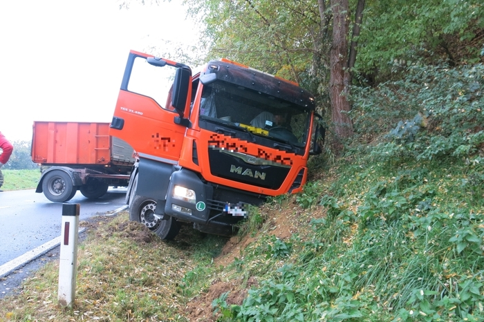 Mittels Seilwinde des SRF wurde der Lkw-Anhänger von der Straße entfernt.