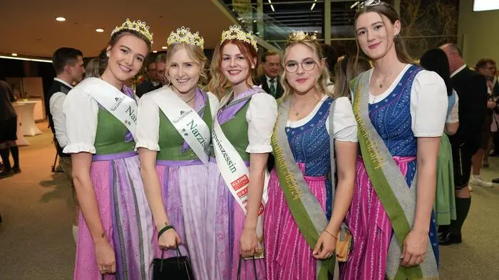 Die Narzissenhoheiten aus dem Ennstal tragen allesamt ein Ausseer-Dirndl von der Firma Rastl in Bad Aussee, Seidenschürze und Seidentuch kommt von der Firma Wach. Die Farben des Dirndls repräsentieren die landschaftlichen Besonderheiten - Lila steht für den Enzian, Grün für die Wiese.