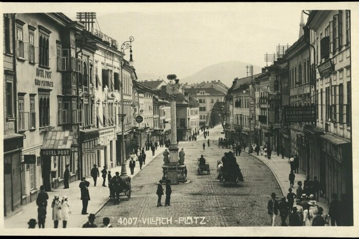 Reges Treiben in der Innenstadt Noch bevor Autos die Straße über den Hauptplatz säumten, und noch weit vor einem Stadtmarketing, das versucht, die Leerstände in der Innenstadt zu beheben, herrschte reges Treiben am Villacher Hauptplatz, denn ein Geschäft reihte sich nach dem anderen.