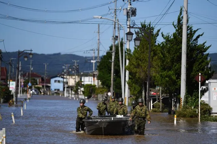 Während die Evakuierungsanweisungen am Sonntag in Tokio und den meisten Teilen Zentral- und Ostjapans wieder aufgehoben wurden, warnten die Behörden weiter vor der Gefahr durch Erdrutsche. Demnach gingen in 12 Provinzen mindestens 48 Erdrutsche und Schlammlawinen ab. Neun Flüsse waren durch die Uferdämme gebrochen.