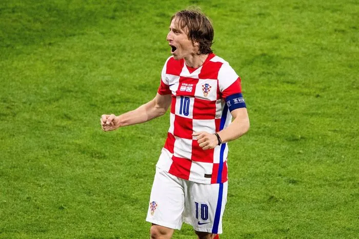 Der dritte verbleibende Ballon-d'Or-Gewinner und Weltfußballer in der Riege der Katar-Teilnehmer. Im Vergleich zu Messi und Ronaldo sind die Chancen mit Kroatien nicht ganz so hoch. Das WM-Finale vor vier Jahren und fünf Titel in der Champions League können darüber hinweghelfen.