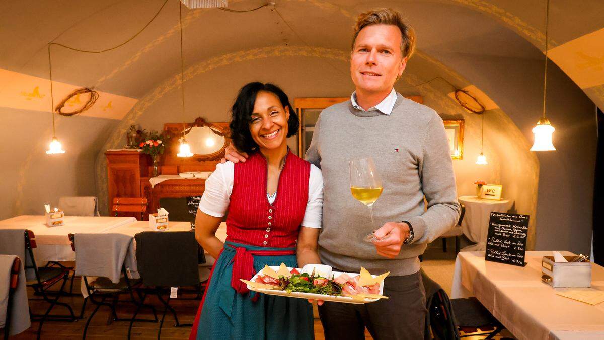 Clara Nemet und Helmut Müller in einem der Gasträume