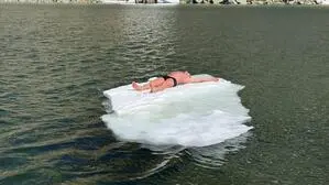 Im Stübelesee treiben noch Eisschollen im Wasser