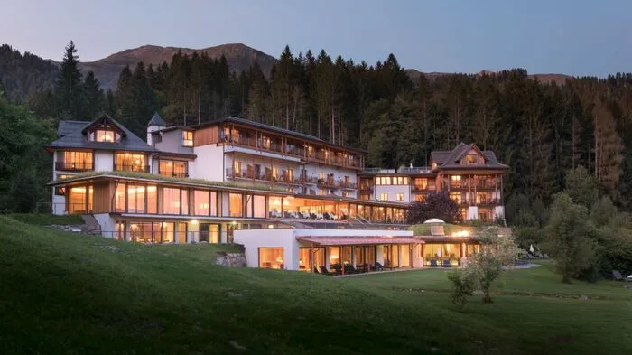 Kaum etwas eignet sich besser zum Abschalten und Auftanken als ein Aufenthalt in der Natur. Das Kärntner Biohotel Daberer liegt lichtdurchflutet in einer ausgesprochen schönen Lage am Waldrand mit Ausblick auf die Karnischen Alpen. Das Haus verfügt über zweieinhalb Hektar Eigengrund, fast immer nach Süden ausgerichtete Zimmer mit Vollholzmöbeln sowie über eine kleine Saunahütte mit Holzofen im Wald. Die regionale und biologische Küche wird auf einer fabelhaften Restaurantterrasse serviert. Das Wasser kommt aus einer eigenen Quelle. Das Haus ist aber nichts für Raucher – Rauchen ist selbst auf dem Balkon verboten.
