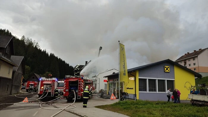 Mittwochnachmittag fing im Metnitzer Ortsteil Untermarkt der dortige Spar-Markt an zu brennen
