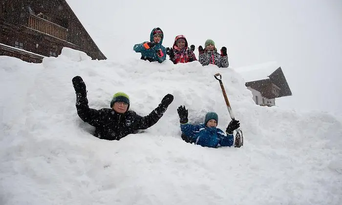 Kinder freuen sich über den Schnee
