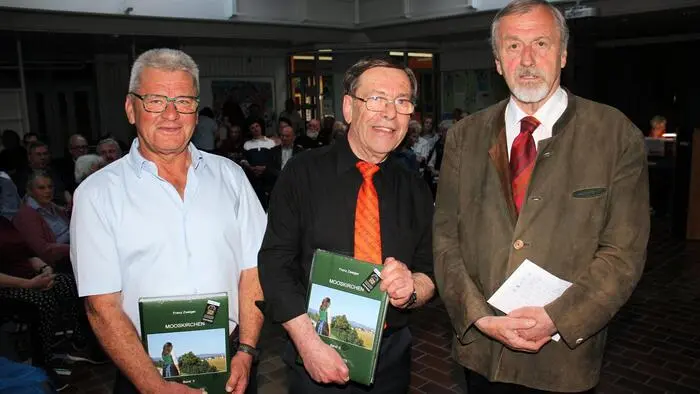 Nach seinen bisher erschienenen Büchern mit den Themen „Die Pfarrkirche“, „Glaube und Brauchtum“, „Ein musikalischer Boden“ und „Der Markt“ präsentierte Franz Zweiger (Mitte) in der Aula der Volksschule Mooskirchen seinen fünften Bildband mit dem Titel „Land und Leute“. 