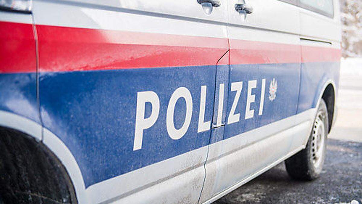 Die Polizei fahndet nach der Verdächtigen