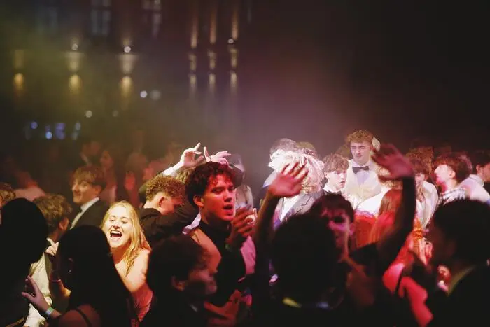 Maturanten, Eltern und Gäste tanzten dicht gedräng, sprangen im Rhythmus der Musik und sangen bei bekannten Hits lautstark mit. 