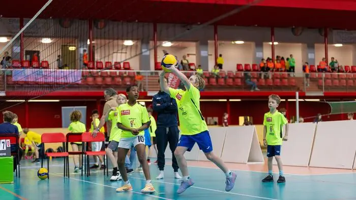 Was war das für ein Gewusel im Sportpark Klagenfurt. „28 Mannschaften mit über 150 Kindern haben am Raiffeisen-Volleyball-Volksschulcups teilgenommen, das ist ein neuer Rekord“, strahlten die Organisatoren rund um Richard Supnig sowie Otto und Karin Frühbauer.