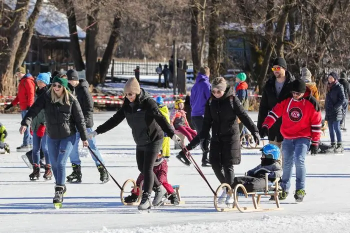 Ob mit Schlitten oder Puck, am Sonntag wurde der See regelrecht gestürmt.