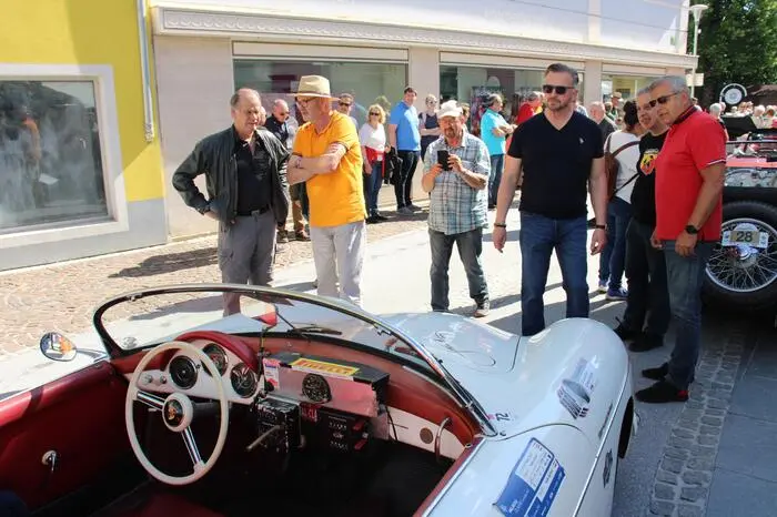 Die vielen Besucher waren von den Fahrzeugen wie Ducati, Puch, NSU, Jaguar, Lagonda, Mercedes oder Cadillac restlos begeistert und konnten in persönlichen Gesprächen mit den Besitzern der chromblitzenden Fahrzeuge viele Informationen erfahren.