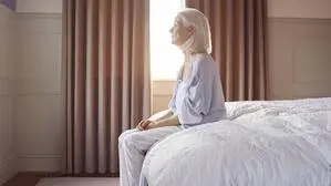 Frauen sind häufiger von sozialer Isolation betroffen. 