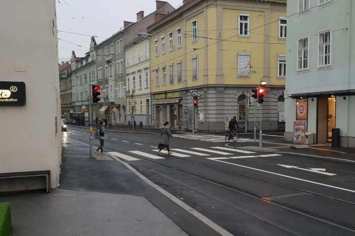 ... wurde der Schutzweg bei der Bimhaltestelle entfernt - dafür gibt es diesen hier neu.