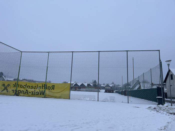 Seit 2020 muss der Hubschrauber am Sportplatz in Krottendorf landen