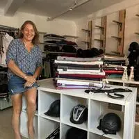 Bettina Pražnikar eröffnete im alten Straßer Postamt „Bettis Kleidergalopp“