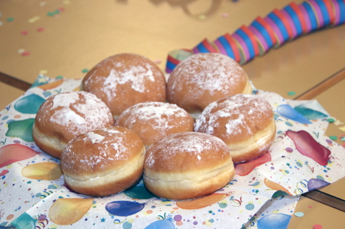 Für die Kinder gab es als großzügige Spende vom Freizeitclub Krendl Gratis-Würstl und Getränke, Krapfen wurden an alle verteilt.