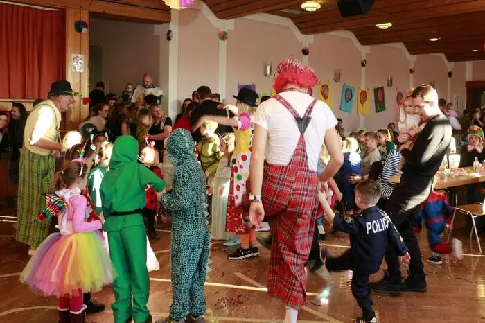 Und mit dem pfiffigen „Knoxinchen“ und Clown „Knoxi“ viele lustige Spiele zu spielen. 