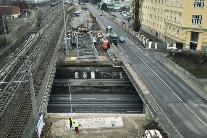 Mitte Dezember sollen die Arbeiten an der neuen Brücke abgeschlossen sein, die alte Brücke wird im Februar 2021 abgerissen. Im Anschluss beginnt der Neubau.