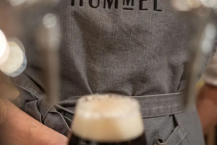 ... gemeinsam mit Erzbräu schuf man ein eigenes Hausbier, ein dunkles Mischbier ...