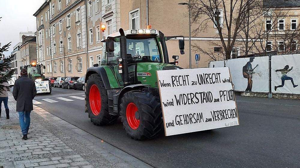 Bild einer Demo gegen Coronamaßnahmen aus dem Vorjahr in Steyr. Organisiert werden die Kundgebungen laut Polizei von einer Privatperson aus der Umgebung von Steyr 