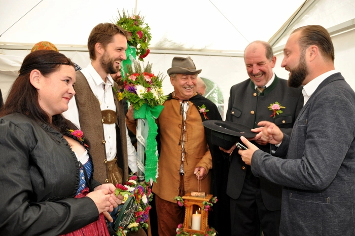 In historischen Gewändern marschieren der Nachtwächter, Graf Otto v. Silberberg, der Trommler und das „Auskehrerweibl“ mit. Wer am Blumenbuschen riecht, bezahlt „Schmeckergeld“. Dieses Geld kommt diesjährig der Dorfgemeinschaft zugute, womit die Gewänder, welche in die Jahre gekommen sind, ausgebessert und erneuert werden.
