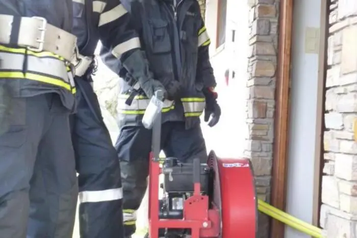 Mit einem Druckbelüfter wurde der Rauch aus der Wohnung entfernt.