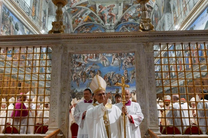 Beim feierlichen Einzug in die prachtvolle Kapelle des Apostolischen Palasts trug Leo XIV. das in der Osterzeit übliche weiße Messgewand sowie eine weiße Mitra.