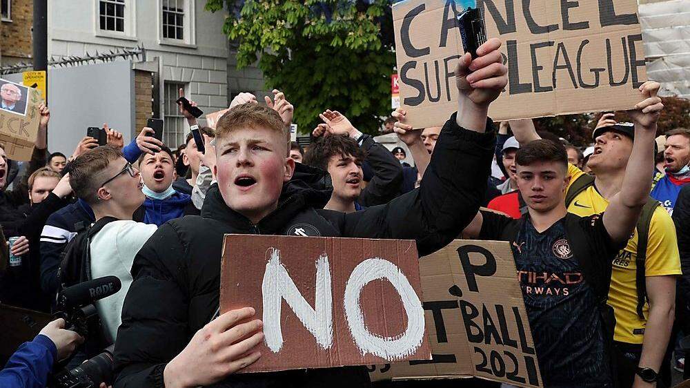 Englische Fans haben gegen die Super League protestiert