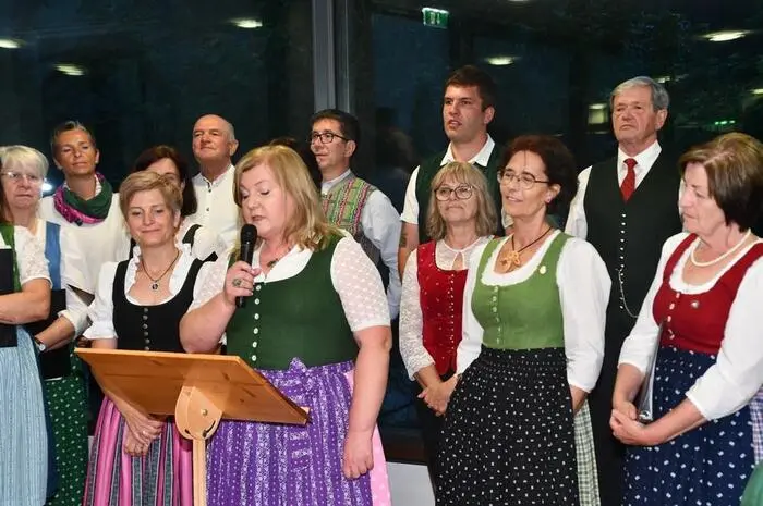 Rund 30 Sängerinnen und Sänger aus der Region wirkten begeistert mit.