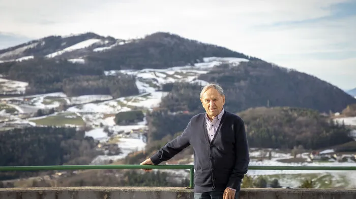 Freier Blick auf den Kulm. Alois Gschanes auf der Terasse des Pflegeheims "Gepflegt Wohnen" in Stubenberg.