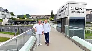 Hubert Wallner (links) und Hermann Unterkofler vor ihrem Hotel in Dellach