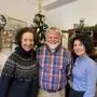 Beatrix Kögler, Robert Kögler und Katrin Hierzer betreiben die Weihnachtswelt des Altstadtladens in der Feldbacher Altstadtgasse 