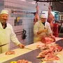 Fleischer bei ihrer Arbeit im Betrieb der Familie Schönberger in Raaba