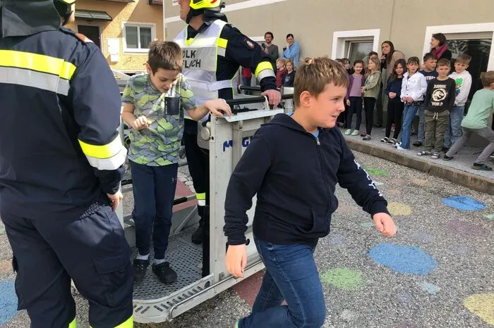 Die Kinder wurden mit Hilfe einer Drehleiter in Sicherheit gebracht.