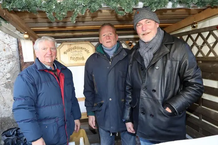 Das Doppelquartett Höfling unter dem Chorleiter Karl Heinz „Charly“ Rauter (2. von Links) und noch immer Obmann Siegfried Köchl 1. von Links).
