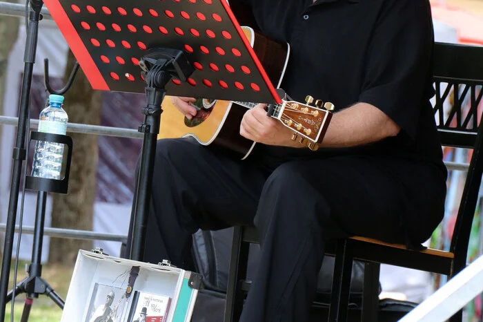 Der St. Veiter Sänger, Musiker, Liedermacher und Produzent Marcus Petek steht seit mehr als 35 Jahren für ein breites musikalische Spektrum – von Jazz, Soul, Blues und Folk bis hin zu Liedern und Chansons.
