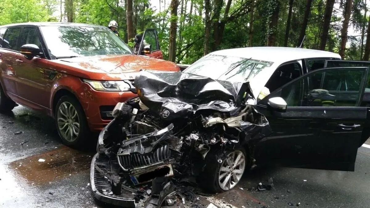 Auf der B67 am Wildonerberg kam es am Mittwoch zu einer heftigen Pkw-Kollision