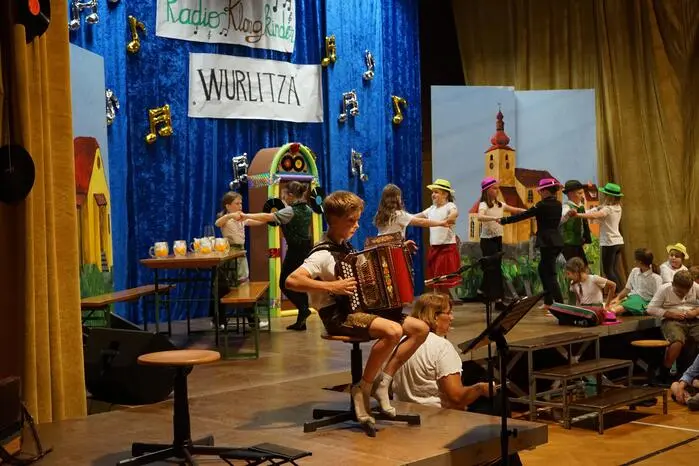 Die Kinder schlüpften dabei in die Rollen der jeweiligen „Stargäste“.