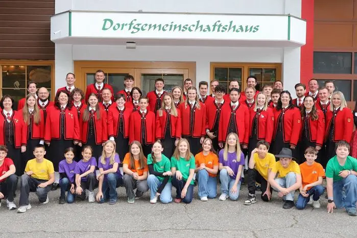Zu hören gab es u.a.: „A European Celebration“ als Eröffnungsstück, „Ross Roy“ (Niederländischer Komponist), „Eiger-Konzertmarsch“ (Schweiz/Österreich), „Les Miserables“ (Frankreich), „Chrith Mhonadh“ – (Eine Reise in das nordöstliche Schottland), „Über sieben Brücken“ (Peter Maffey-Deutschland), „Ode an die Freude“ (Ludwig van Beethoven), „Jungmusiker“ PAUSE. 