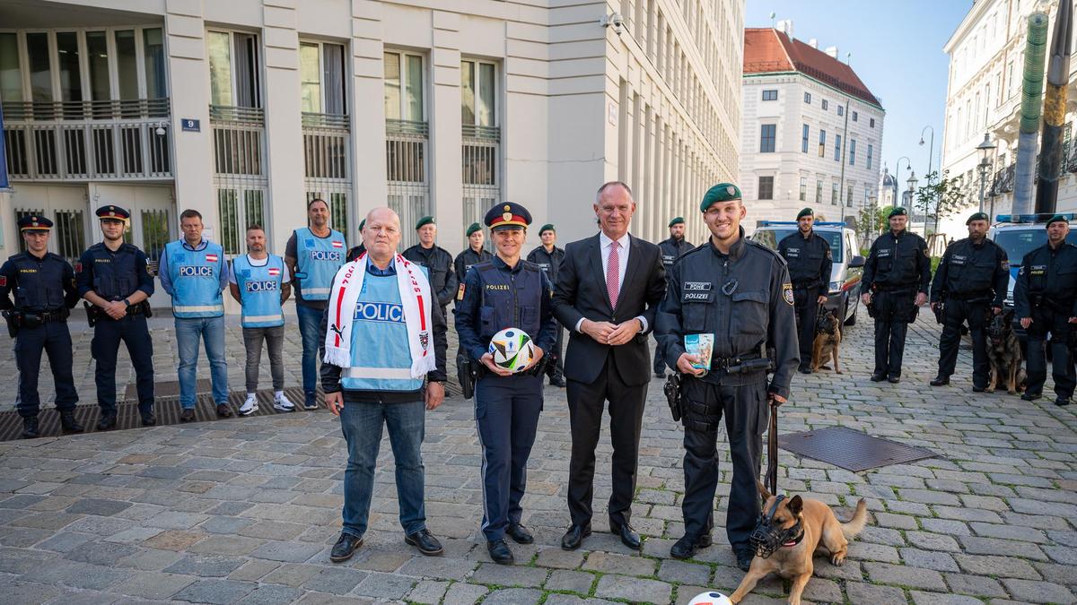 Innenminister Gerhard Karner (ÖVP) und Katrin Horn bei der Verabschiedung von Österreichs Polizeikontingent für die Fußball-EM