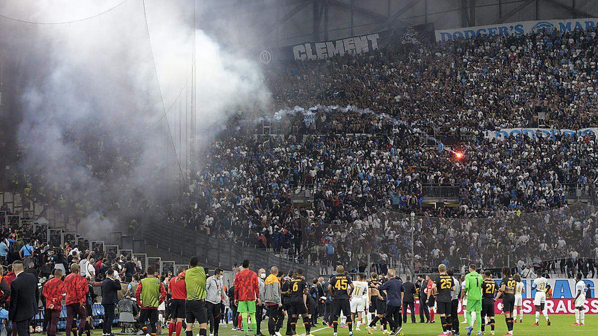 Heftige Ausschreitungen  Marseille- und Galatasaray-Fans bewerfen sich mit  Fackeln und Bengalos