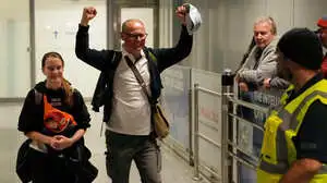 Reisende feiern ihre Rückkehr nach Deutschland