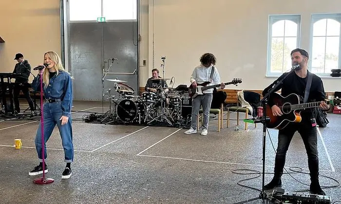 Melissa im Probenraum in der Oststeiermark mit Produzent & Gitarrist Sebastian Steinhauser (rechts)