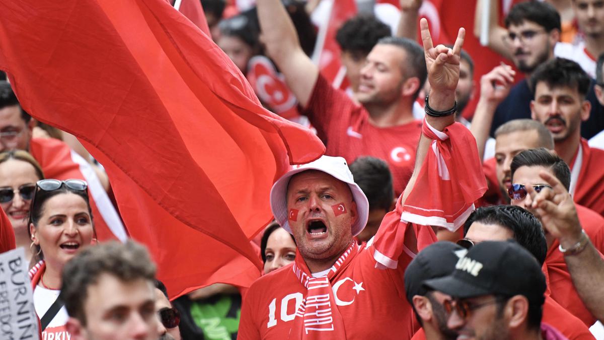 Während des Fanmarschs in Berlin wurde von einigen türkischen Fans der umstrittene Wolfsgruß gezeigt