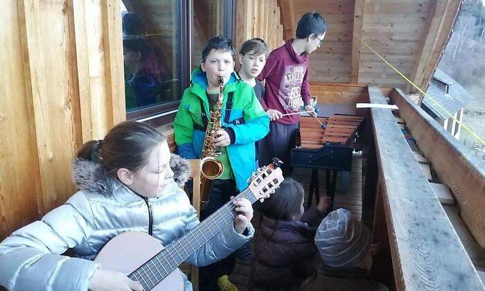 Konzert mit den Nachbarn in Eisentratten. Familie Egger spielt auf dem Balkon - gemeinsam mit den Nachbarn über der Straße, der Familie Neunegger (großes Bild)  